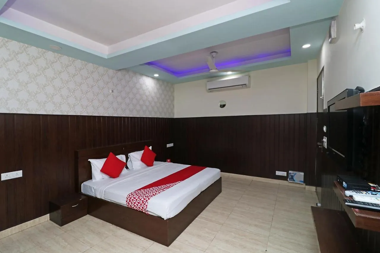 Oyo 14587 The Crown Gurgaon