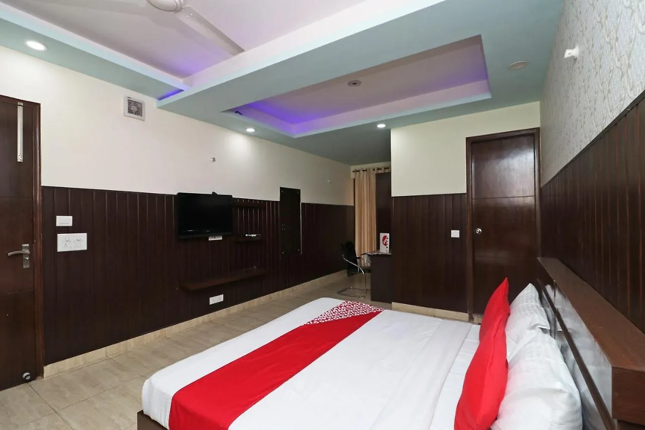 Oyo 14587 The Crown Gurgaon