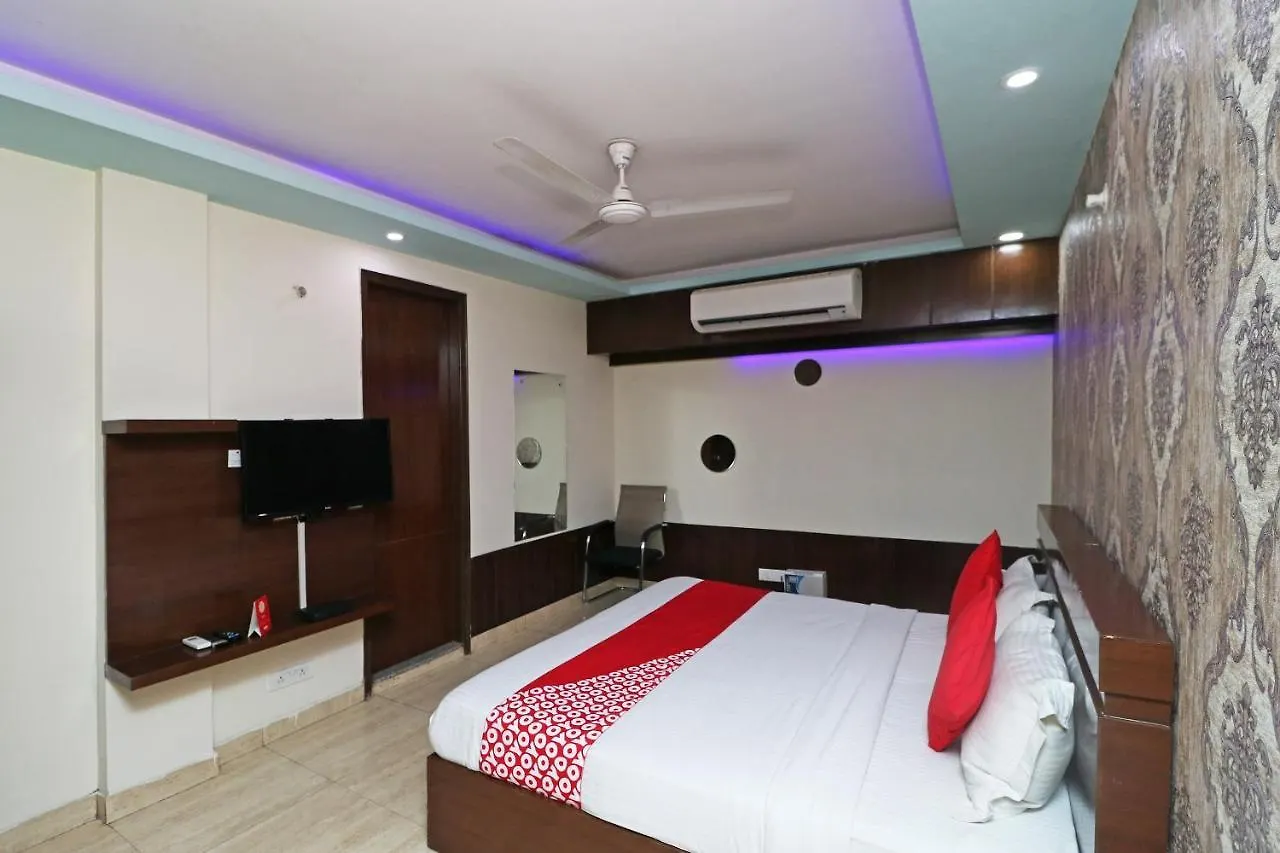 Hotel Oyo 14587 The Crown