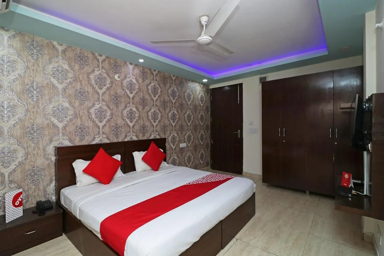Oyo 14587 The Crown 3*, Gurgaon