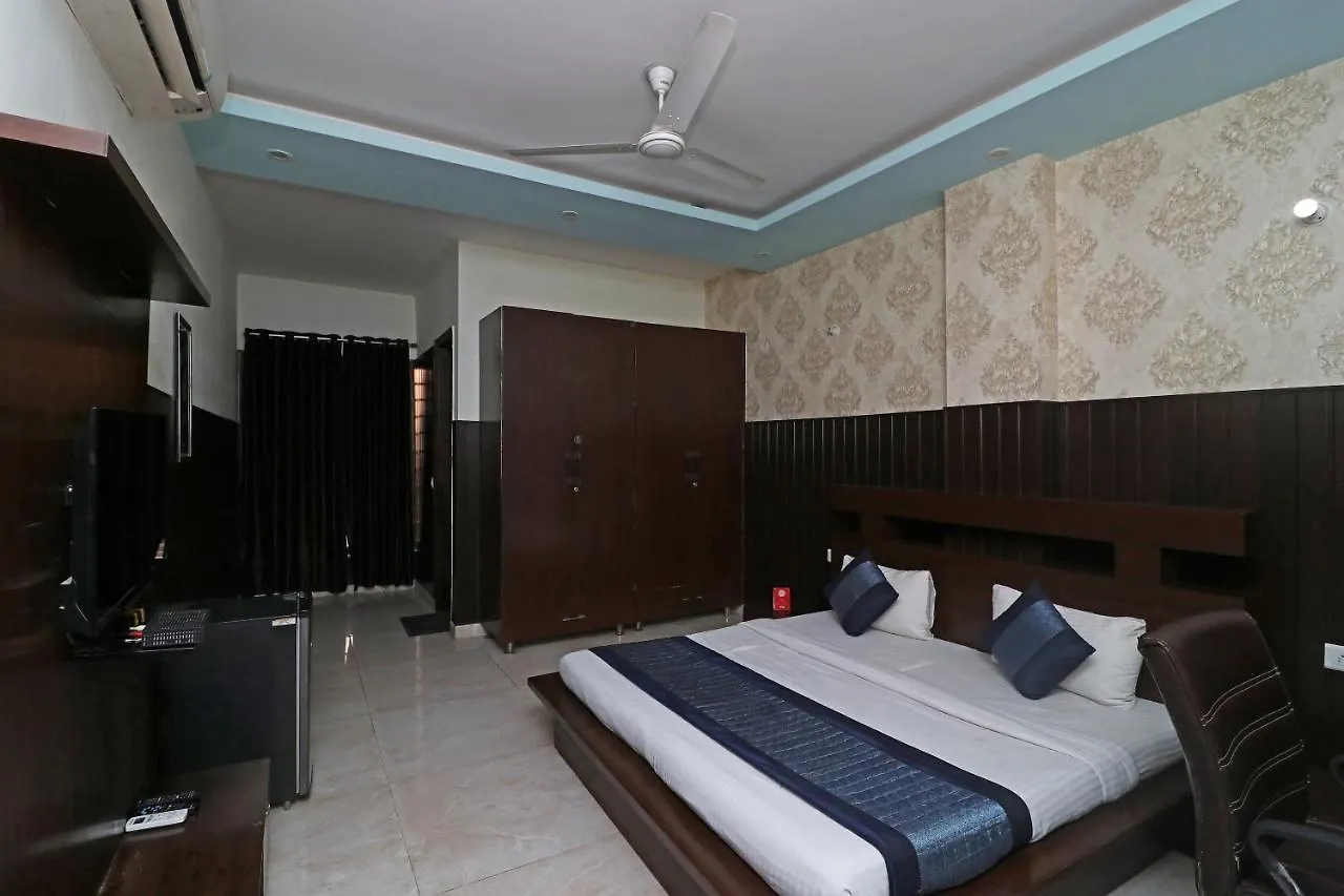 Oyo 14587 The Crown Hotel