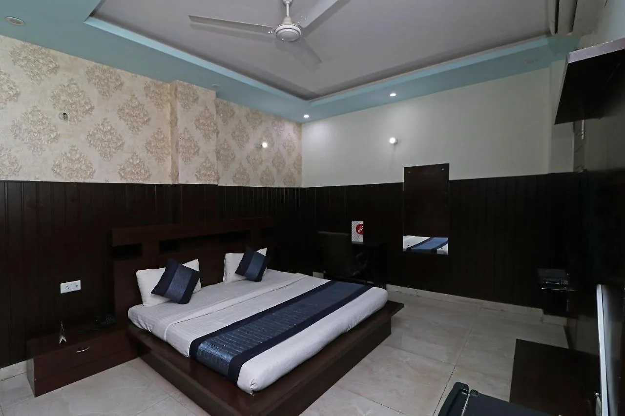 Hotel Oyo 14587 The Crown