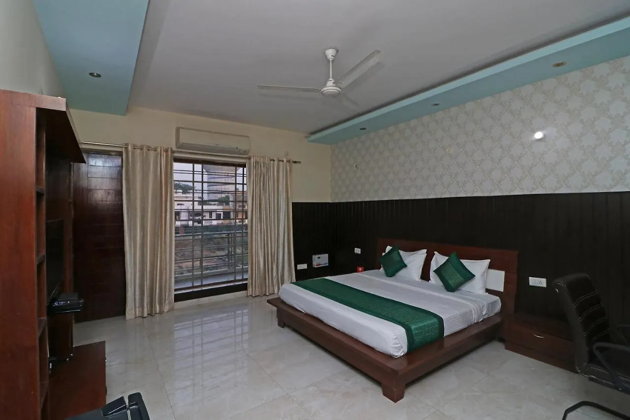 *** Hotel Oyo 14587 The Crown India