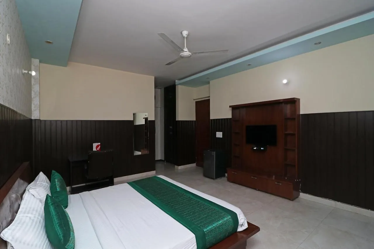 Hotel Oyo 14587 The Crown